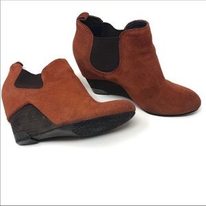 Vince camuto wedge round toe booties size 6